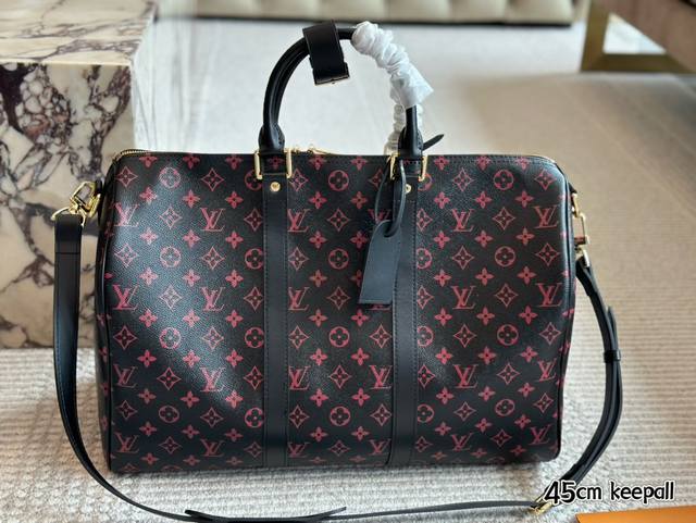 高版本旅行包 超酷中lv Keepall老花旅行袋 Lvkeepall 出差旅行最常用的一只包 这是超酷的一只包 可以做健身包，也可做旅行袋 容量超级感人非常的
