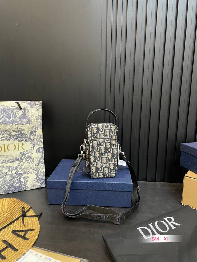 配盒 今天给大家分享这款超好看的迪奥手机包，超级精致的，对于现代人年轻人来说，出门一个手机几张卡就够了，随便一被就出门，口红.卡片钥匙都能轻松纳入喔！今年最招人