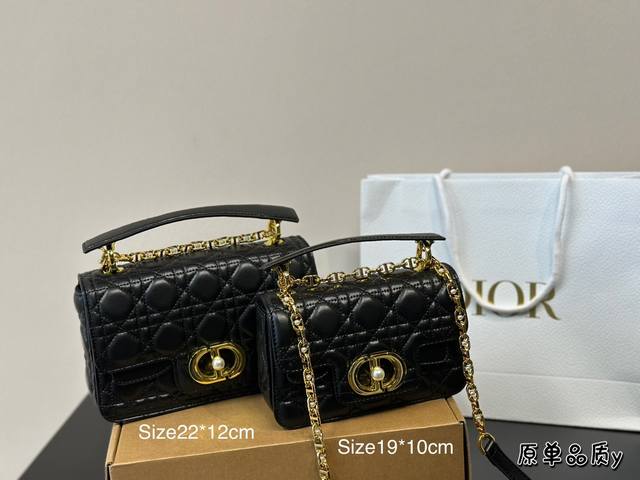 全套包装 Dior New 新款dior Jolie 手提包 2024春夏新品,小牛皮材质,兼具优雅气质与实用功能,藤格纹多层设计,容量最佳!搭配可拆卸手柄与可 全套包装 Dior New 新款dior Jolie 手提包 2024春夏新品,小牛皮材质,兼具优雅气质与实用功能,藤格纹多层设计,容量最佳!搭配可拆卸手柄与可