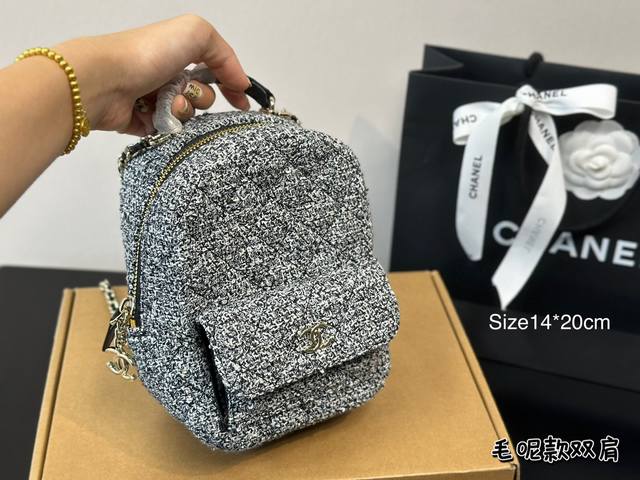 全套包装 尺寸14*20 香奈儿chanel Mini双肩包 头层牛皮 简直无法拒绝 超显气质 高级感十足 集美必入款 全套包装 尺寸14*20 香奈儿chanel Mini双肩包 头层牛皮 简直无法拒绝 超显气质 高级感十足 集美必入款