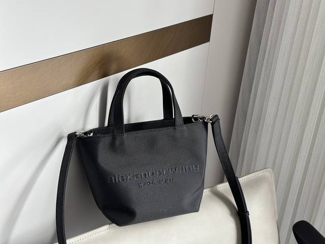 Size:16 Cm 迷你出货 Aw大王23款迷你托特 厚实硬挺面料 可以斜挎 日常通勤必备,嘎嘎抗造 Size:16 Cm 迷你出货 Aw大王23款迷你托特 厚实硬挺面料 可以斜挎 日常通勤必备,嘎嘎抗造