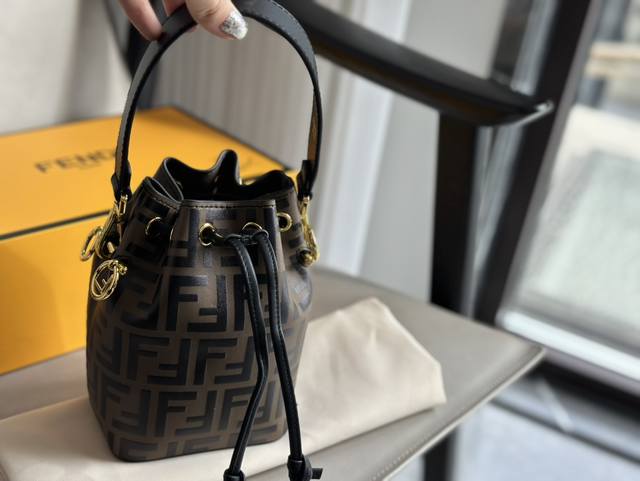 Fendi小水桶大容量真的太能装啦 Fendi新款小水桶这款妥妥复古街头的感觉非常时尚图虽然是小小的一只mini水桶包真的满能装的~手机圃车钥匙p充电宝纸巾还有 Fendi小水桶大容量真的太能装啦 Fendi新款小水桶这款妥妥复古街头的感觉非常时尚图虽然是小小的一只mini水桶包真的满能装的~手机圃车钥匙p充电宝纸巾还有