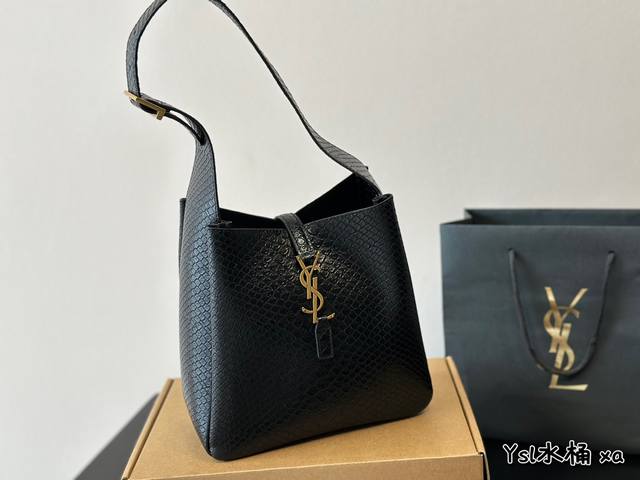 折叠盒 Ysl慵懒高级感的hoborose演绎的很到位！ 这个款式是le5A7腋下包的升级系列！尺寸设计更加实用。经典的黑色。简简单单的设计层次。配上金色log