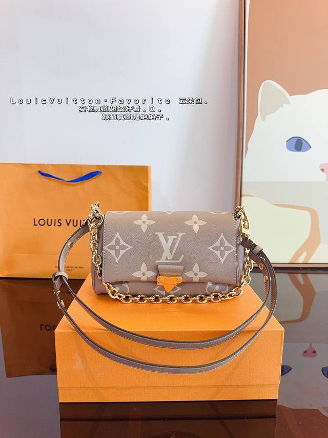 配礼盒 Lv 云朵链条腋下包 延续之前的云朵包包型. 装饰链条可以当作腋下包 颜值高 日常出街首选 任何搭配都能够轻松驾驭尺寸：23*8*13Cm
