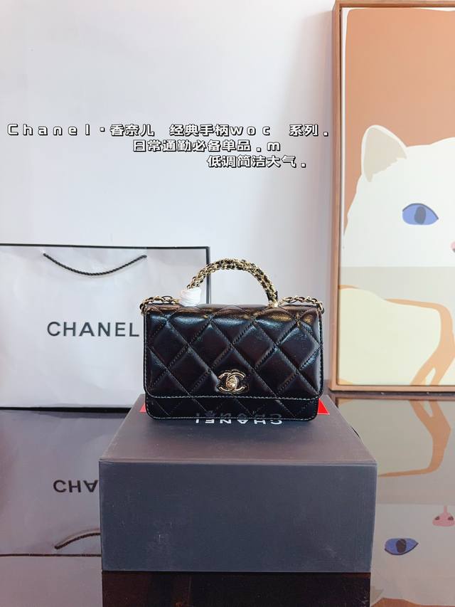 配礼盒. Chanel 香奈儿 发财包. 轻松演绎复古时髦 包型挺阔，简约而不简单不需要过多的装饰，日常搭配西装和t恤，就能将高级感体现的淋漓尽致！尺寸：19*