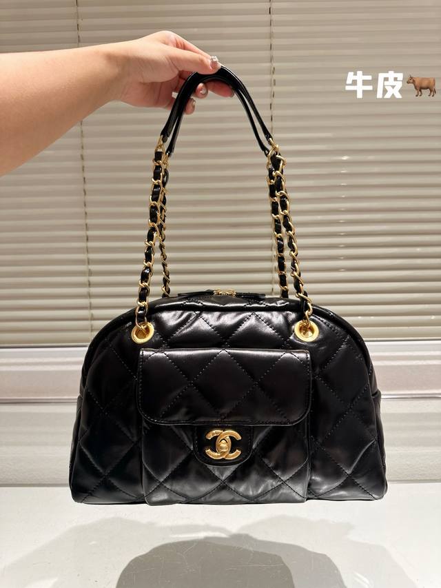 牛皮 Chanel 保龄球包 慵懒随性又好背 上身满满的惊喜 高级慵懒又随性 彻底心动的一只 Size：32 20Cm