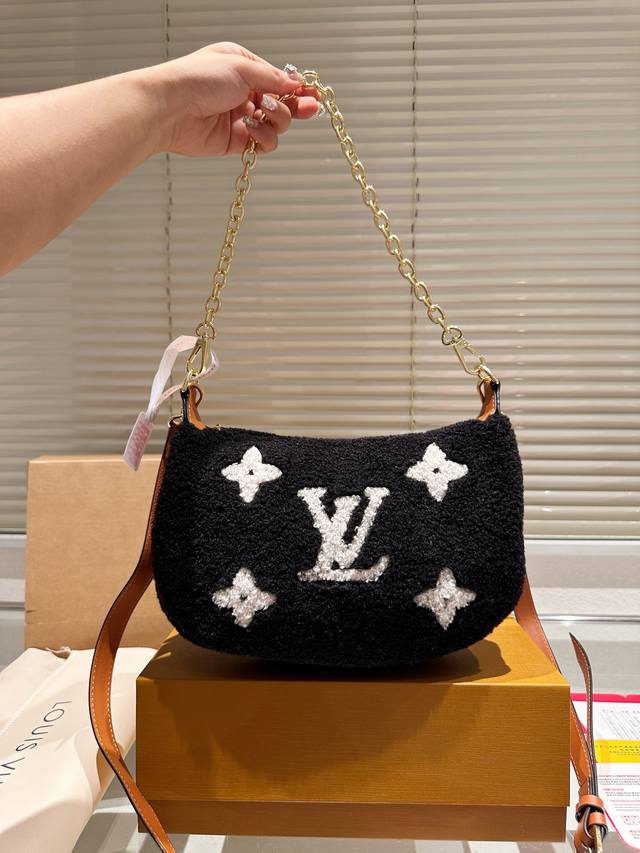 Lv 秋冬冬季最新teddy系列高版本 腋下毛毛手感超级好 秋冬搭配起来超级美腻 超级推荐 走秀款同步 上身效果好 原版五金带logo 超级洋气 奢华高贵的象征