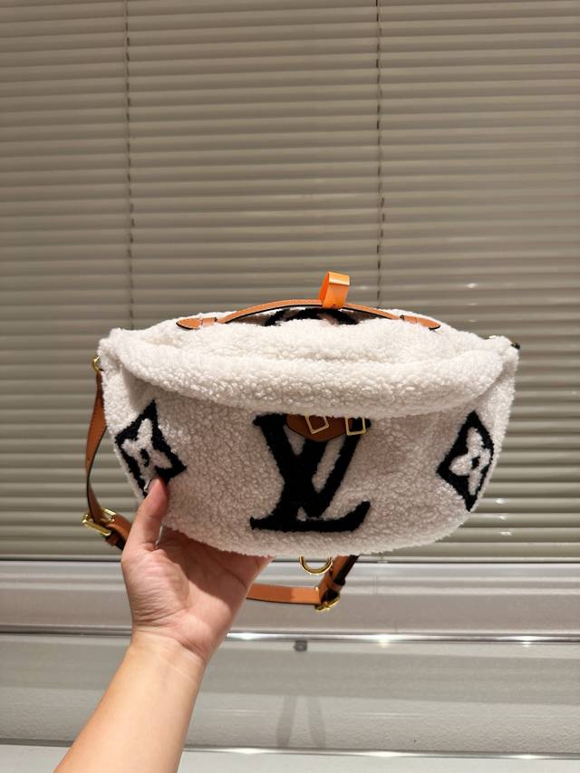 尺寸32*18Cm Lv 羊羔毛胸包 简单优雅 颜值高 日常出街首选 集美必入 尺寸32*18Cm Lv 羊羔毛胸包 简单优雅 颜值高 日常出街首选 集美必入