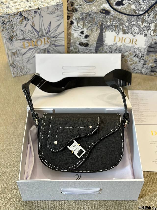 牛皮版本 无性别穿搭 Dior迪奥马鞍包背起来！ 哈喽～姐妺们女+ 今天想跟大家分享一只飒美的中性款迪奥老花马鞍包～ 盛 迪奥马鞍包姐妹们应该都不陌生吧，非常经