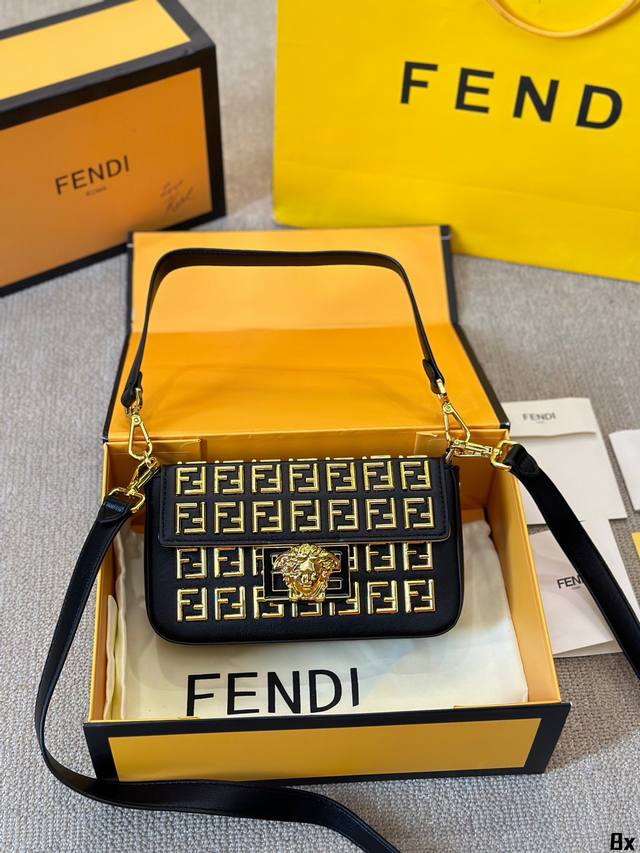 重工款 Fendace Baguettenew 今年年度重磅国fendi X Versace世纪大联名fendace系列的包包围融合了fendi和versace