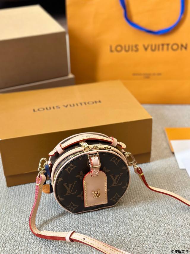 牛皮版本 Lv Mini 苹果包 圆饼包经典款 帽盒摇身变为此款风格可爱的随身小袋。小巧可爱 经典monogram帆布搭配二层牛皮饰边 尺寸小号13 13Cm