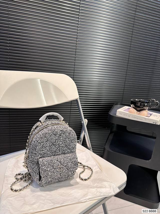 香奈儿双肩背包 Chanel 毛呢双肩包 慵懒随性又好背 上身满满的惊喜 高级慵懒又随性 彻底心动的一只 Size：14 19 货号8888