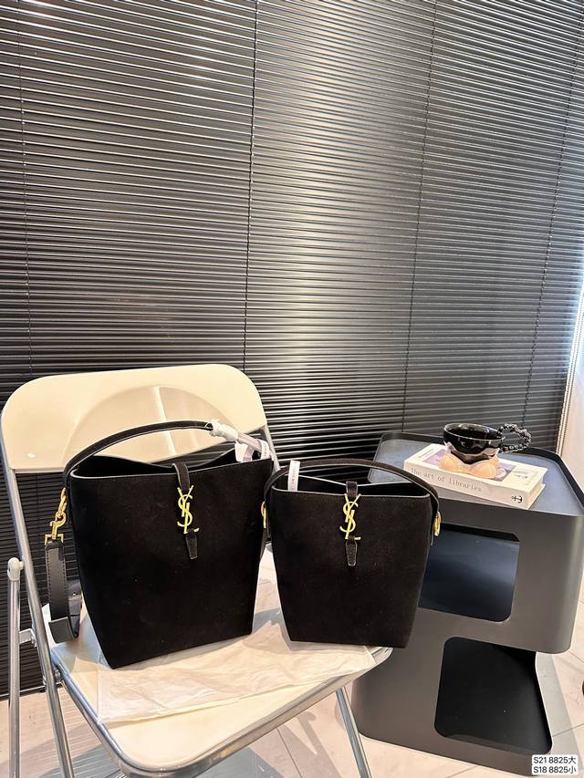 大号 小号 配折叠盒子 圣罗兰水桶包 看到这款包的第一眼，我就喜欢上它了，足以满足你各种场合的造型搭配；配有长肩带，斜挎起来更轻松随意！尺寸：大号20 26 小