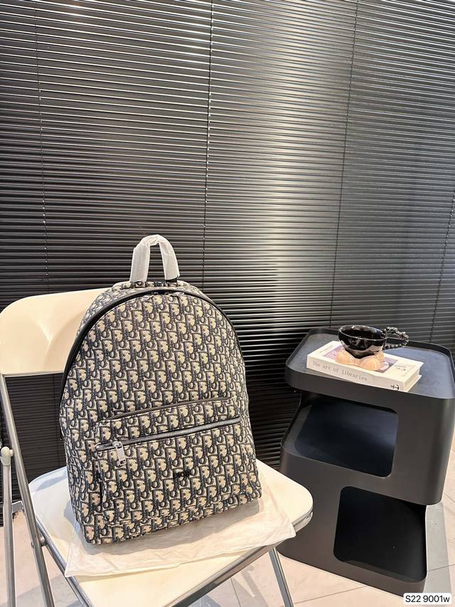 迪奥双肩出货 新款 男女背都好看 作为一只合格的双肩包 一定要好看 舒适 耐造 背包比较大 远途旅行带它准没错 也是学生党的最佳选择 超级实用 再适合不过小哥哥