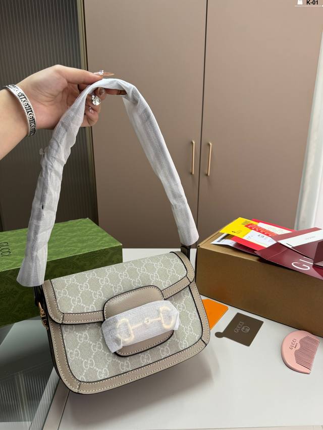 貌美如花的1955配镜子+木梳 酷奇gucci复古马鞍包 经典的马衔扣+Monogram+勾边设计， K-01尺寸20.5.15折叠盒飞机盒