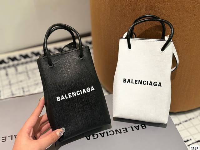 配盒子 巴黎世家手机包托特包，各路潮范儿街拍首选 巴黎世家balenciaga最新走秀款手机包、斜挎包 、专柜限量上市娱乐周刊主推款～ 超正点 潮爆全球 尺寸