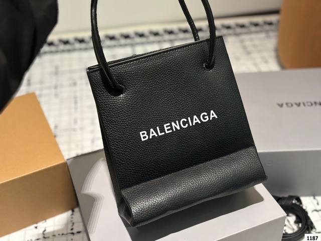 折叠礼盒包装 巴黎世家托特 看着不是很大 超级能装啊 包包外形也是干净利落 休闲风必入出街最爱得包包! 尺寸20 22 折叠礼盒包装 巴黎世家托特 看着不是很大 超级能装啊 包包外形也是干净利落 休闲风必入出街最爱得包包! 尺寸20 22