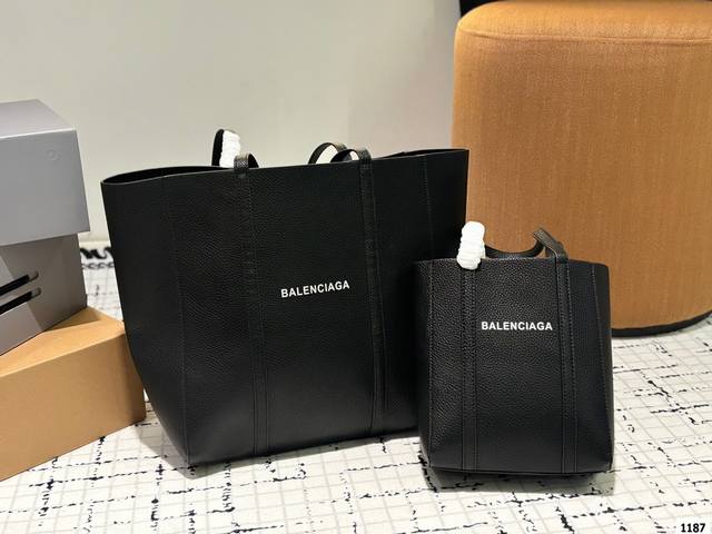 巴黎世家托特包 真的会爱上这只巴黎世家的大托特 自重很轻但是容量超级大 上身贼拉风 很有气场 而且百搭不挑人 尺寸31 32 20 22