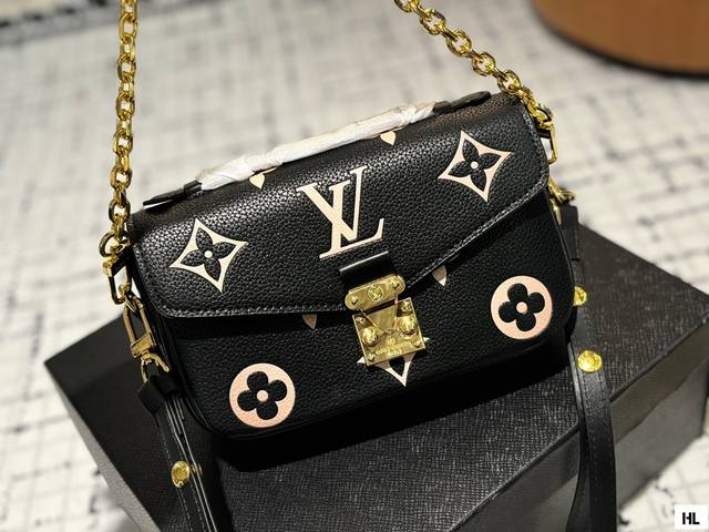 折叠飞机 最新尺寸 :21×6×13Cm Lv高品质 性价比超高 一定要好好看细节看五金看材质 新款邮差小号 East West 配置链条和皮肩带