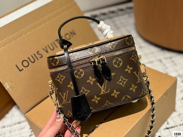 龙年限定包装 折叠礼盒 官网飞机箱 Lv Vanity Pm 化妆箱 软盒子 太鸡肋 近几年lv的脑洞真的是越开越大，设计独特而经典 小巧的独特造型，搭配各种复