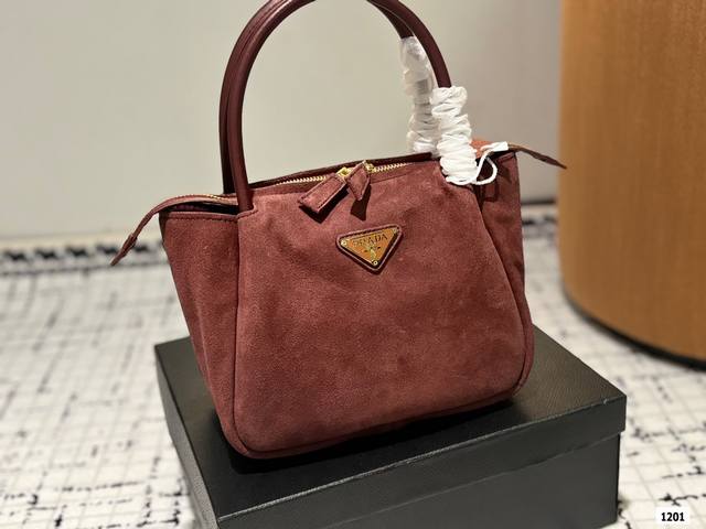 配盒尺寸23.17 普拉达 Prada 翻毛皮手提包 优雅与功能兼备的设计美学，既体现了现代简约的风格，配以可替换束带和可拆卸可调节的长肩带，为整个造型增添独特