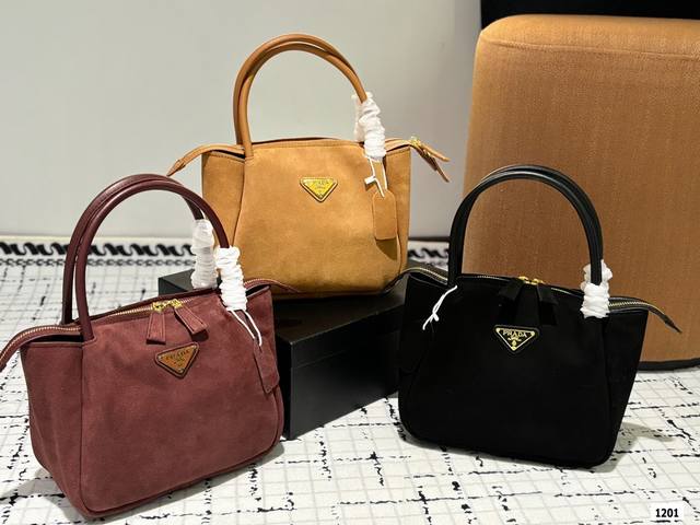 配盒尺寸23.17 普拉达 Prada 翻毛皮手提包 优雅与功能兼备的设计美学，既体现了现代简约的风格，配以可替换束带和可拆卸可调节的长肩带，为整个造型增添独特