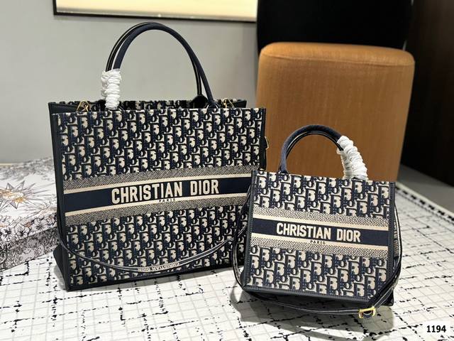 大号 尺寸42.35 小号 尺寸26.22 迪奥刺绣帆布托特包 低调有质感 独特的艺术气息 颜值高 集美必入