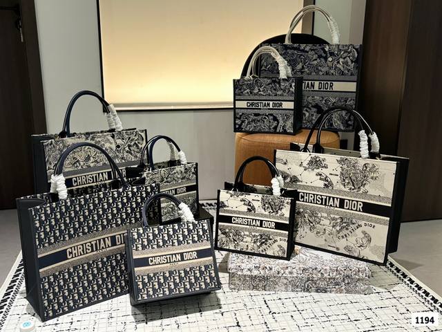 大号 尺寸42.35 小号 尺寸26.22 迪奥刺绣帆布托特包 低调有质感 独特的艺术气息 颜值高 集美必入