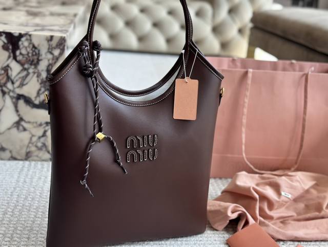 配盒 Size:35*32Cm Miumiu新款托特tote 今年的风刮的太猛了 老多爆款了! 这款的版型也太好看了吧~ 黑色,棕色 配盒 Size:35*32Cm Miumiu新款托特tote 今年的风刮的太猛了 老多爆款了! 这款的版型也太好看了吧~ 黑色,棕色