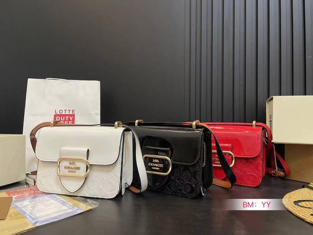 配折叠礼盒 蔻驰 Morgan豆腐包 今年最in小方包 紧湊的方形包身，挺括有型 小巧包身大容量，精致又实用 通勤逛街轻松 Hold 住 质感出众，细节满满 尺