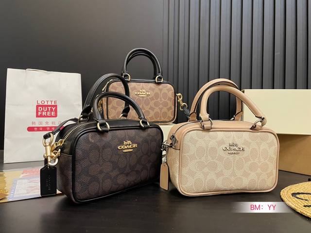 配折叠礼盒 蔻驰新款波士顿枕头包 时髦拿捏住啦 不显老气好好搭啊 而旦貌美气质加成好高的呀～ 爱死了这份从容优雅 尺寸：20*12