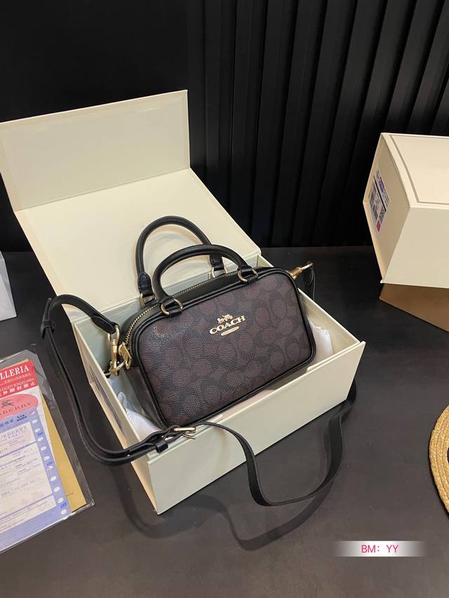 配折叠礼盒 蔻驰新款波士顿枕头包 时髦拿捏住啦 不显老气好好搭啊 而旦貌美气质加成好高的呀～ 爱死了这份从容优雅 尺寸：20*12