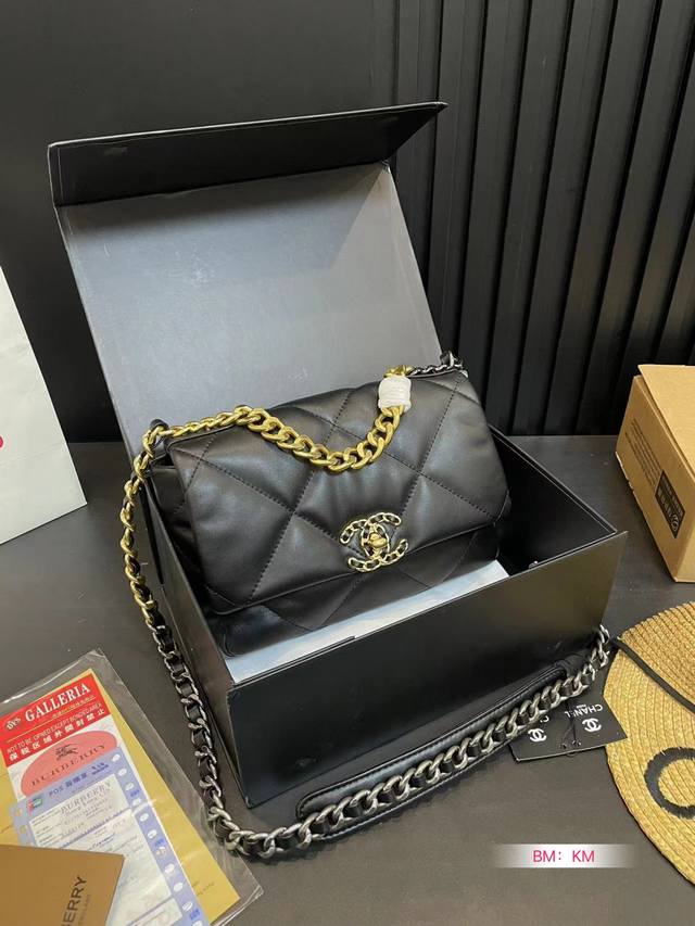 配折叠礼盒 Chanel 19小羊皮 小香羊皮最近好多明星都在背chanel 19 这款包是由老佛爷karl Lagerfeld和chanel现任创意总监vir