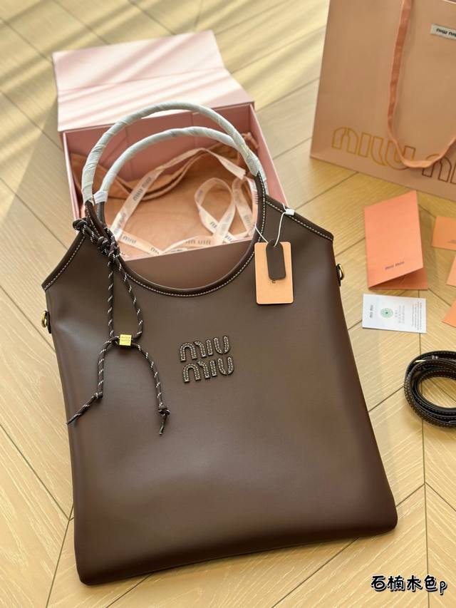 Size:35*31Cm 被miumiu征服的一天 Miuniu Tote托特包 最新秀款包包 跟上大包的节奏 随意慵懒 本季最爆 无法反驳吧了吧 Size:35*31Cm 被miumiu征服的一天 Miuniu Tote托特包 最新秀款包包 跟上大包的节奏 随意慵懒 本季最爆 无法反驳吧了吧