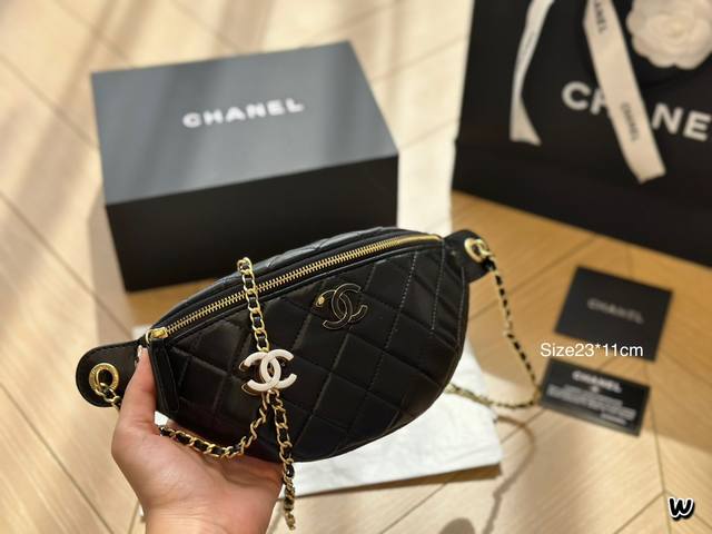 折叠盒 尺寸23.11 香奈儿 Chanel 双c 珐琅扣 胸包腰包 小巧精致中蕴含无尽魅力宛如一个迷人的宝盒~ 高贵典雅~金色链条和双c珐琅扣的点缀增添一抹时 折叠盒 尺寸23.11 香奈儿 Chanel 双c 珐琅扣 胸包腰包 小巧精致中蕴含无尽魅力宛如一个迷人的宝盒~ 高贵典雅~金色链条和双c珐琅扣的点缀增添一抹时