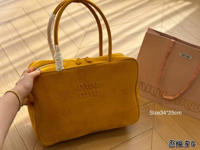 尺寸34*25Cm 缪缪miumiu 手提包 轻轻松松高级感 包包手感巨好容量也很不赖 简单却又不失华丽 不要觉得会炸眼太高调了什么的 根本不会！ 在你的精简穿