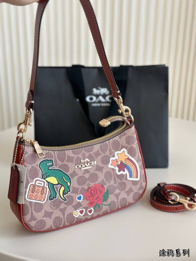 蔻驰9月新品徽章teri 童趣十足的小包太可爱啦买长短肩带任意搭配简直不要太方便 19*11