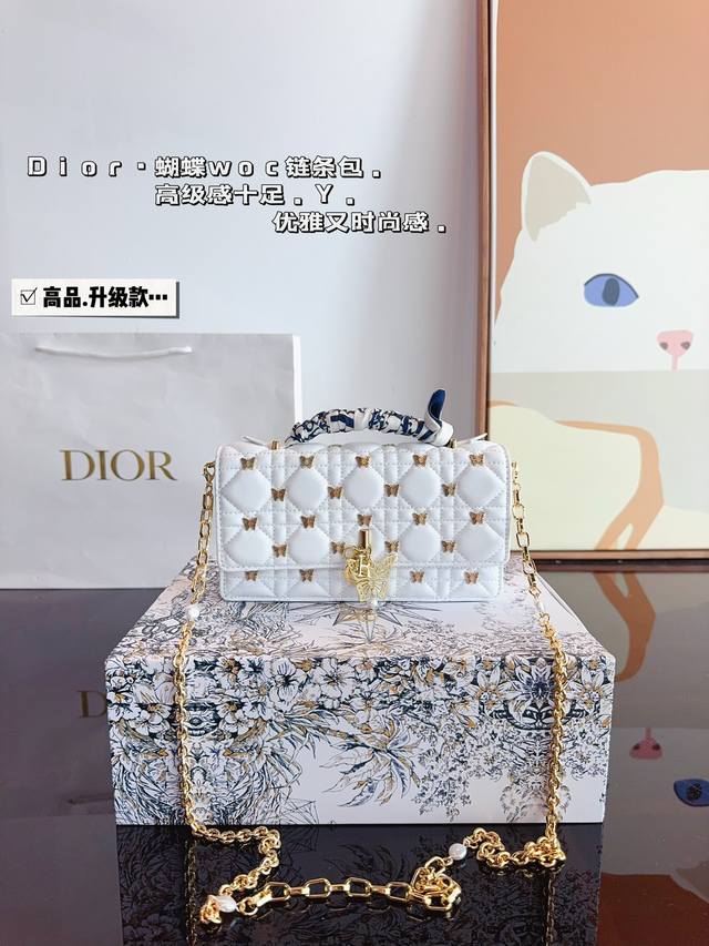 配礼盒 Dior 新款miss Woc 蝴蝶链条包 羊皮. 颜值在线 推荐 整个拿捏了非常靓好搭配 尺寸:21*3*11Cm 配礼盒 Dior 新款miss Woc 蝴蝶链条包 羊皮. 颜值在线 推荐 整个拿捏了非常靓好搭配 尺寸:21*3*11Cm