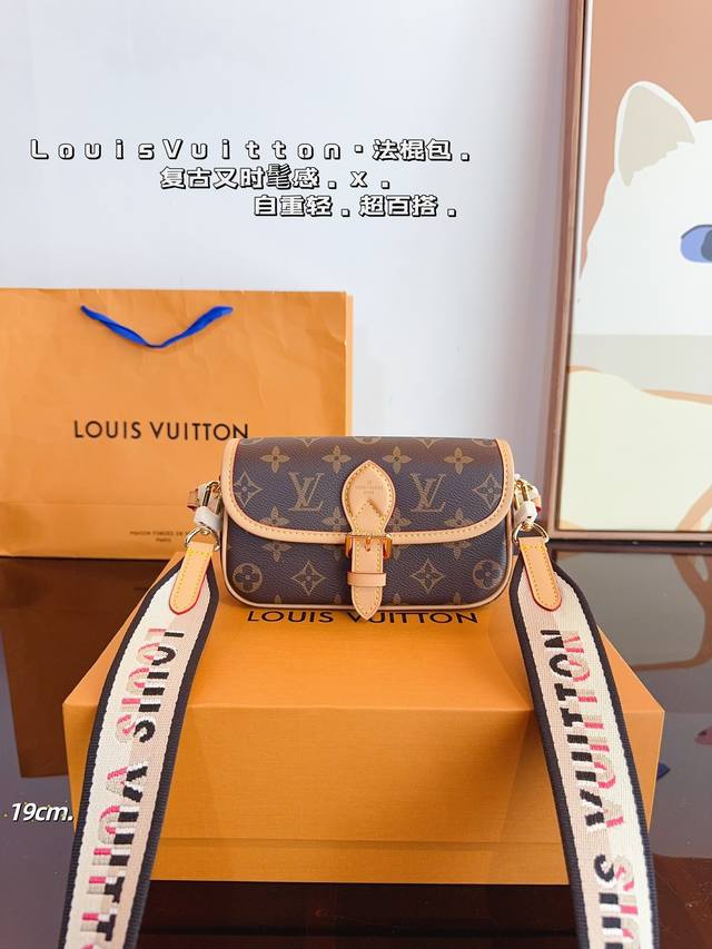 配礼盒 L家 Diane 法棍手袋 定制老花面料搭配深色树膏皮 配置两条肩带 今天的快乐是法棍给的！ 搜索 Lv 法棍 原单品质 尺寸：19*7*11Cm