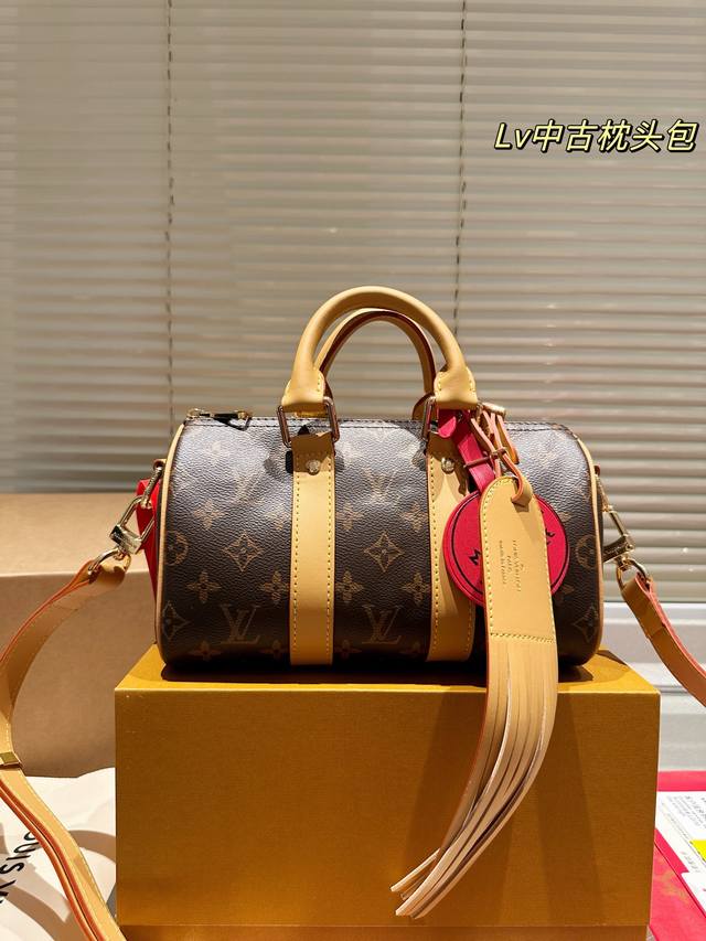 全套包装尺寸25.15 Lv枕头包 原单 泰酷辣~ 凹照型神器 潮男必备 气质up Up Up!!! 全套包装尺寸25.15 Lv枕头包 原单 泰酷辣~ 凹照型神器 潮男必备 气质up Up Up!!!