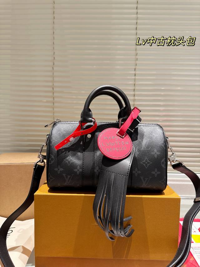 全套包装尺寸25.15 Lv枕头包 原单 泰酷辣～ 凹照型神器 潮男必备 气质up Up Up！！！