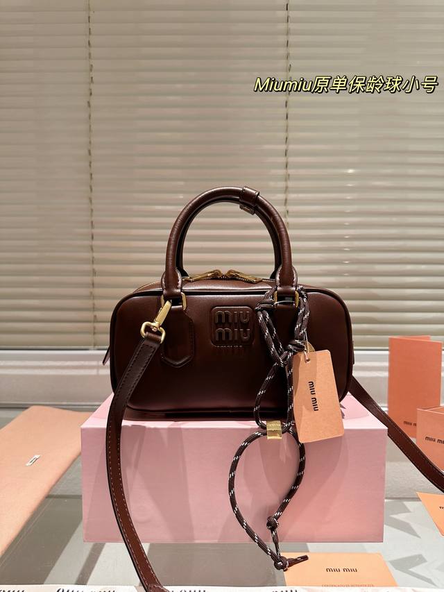 牛皮版本 Miumiu新款保龄球小号 今年的风刮的太猛了 老多爆款了! 这款的版型太受欢迎! #Miumiu 这一季不管是单肩包 #Miumiu包 还是托特包都 牛皮版本 Miumiu新款保龄球小号 今年的风刮的太猛了 老多爆款了! 这款的版型太受欢迎! #Miumiu 这一季不管是单肩包 #Miumiu包 还是托特包都