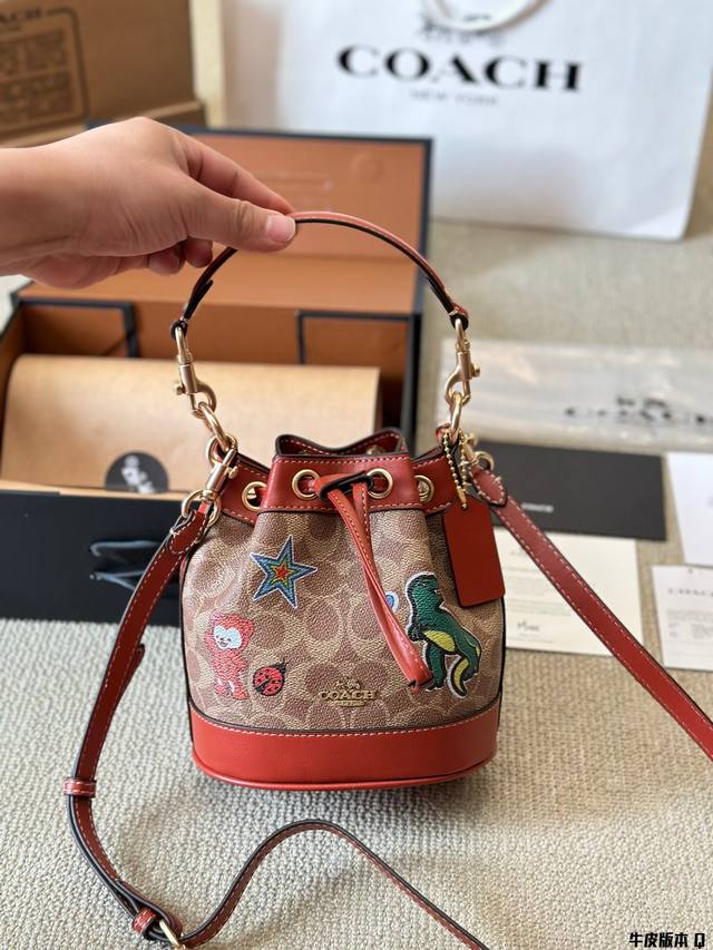 牛皮版本 Coach 迷你mini水桶包 抽绳设计开合 可手提可斜挎 一长一短两条肩带 可拆卸 尺寸 15 20Cm 太可爱啦奶呼呼的小可爱~~