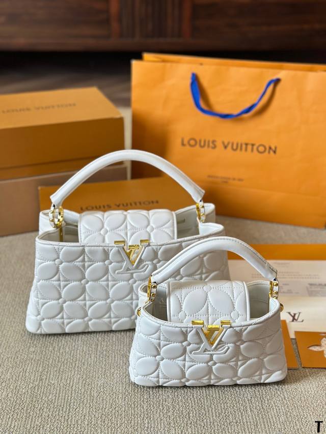 小羊皮 Lv Capucines 升级款 作为lv代表性高定包款之一的capucines手袋，每一季都会尝试不同的设计，并搭配新配色、新材质与新饰面。更加高端气