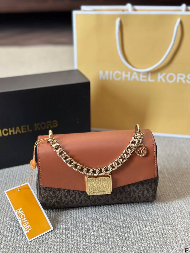牛皮版本 Mk专柜款lita 系列链条包，非常经典大气的棕拼 1Og0，小巧精致，可手提可斜挎，尺寸约 20*11.5*7Cm。可以放下plus 大手机
