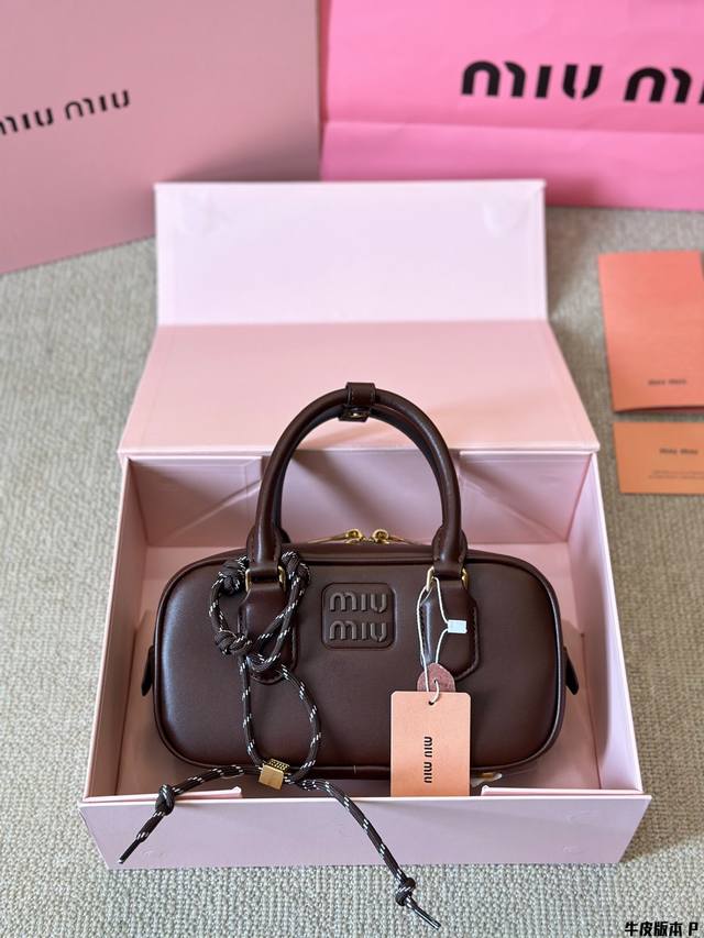 牛皮版本 Miumiu新款相机包 今年的风刮的太猛了 老多爆款了！ 这款的版型太受欢迎！ #Miumiu 这一季不管是单肩包 #Miumiu包 还是托特包都超级