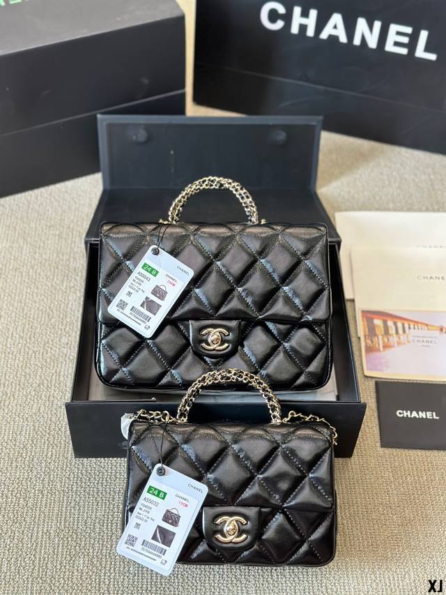 Chanel 铁手提包 慵懒随性又好背 上身满满的惊喜 高级慵懒又随性 彻底心动的一只 Size：大号25 18Cm 小号18 13Cm