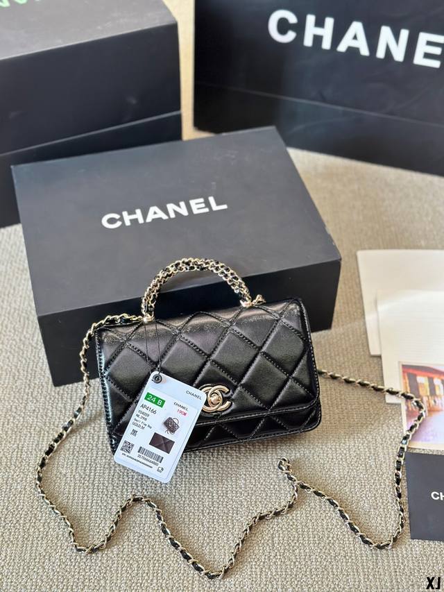 Chanel 铁手提 发财包 慵懒随性又好背 上身满满的惊喜 高级慵懒又随性 彻底心动的一只 Size 20 13Cm