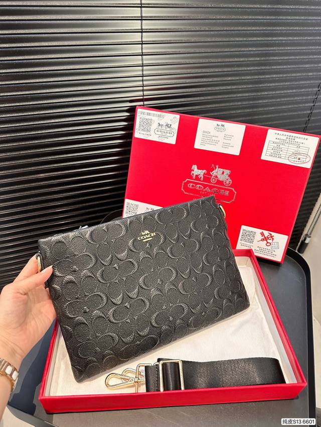 福利 配盒子 原单纯皮蔻驰手包成功男士必备单品 ，头层牛皮材质细腻有光泽简单的纹路低调又不失质感，出门，上班，应酬都能用，非常成稳又带有一点小小的sexy 手感