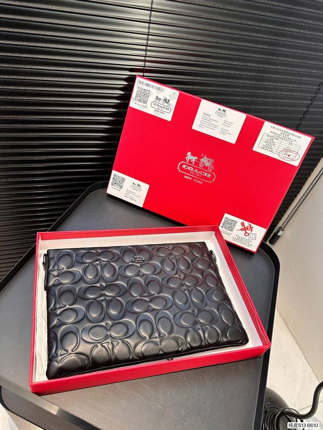 福利 配盒子 原单纯皮蔻驰手包成功男士必备单品 ，头层牛皮材质细腻有光泽简单的纹路低调又不失质感，出门，上班，应酬都能用，非常成稳又带有一点小小的sexy 手感